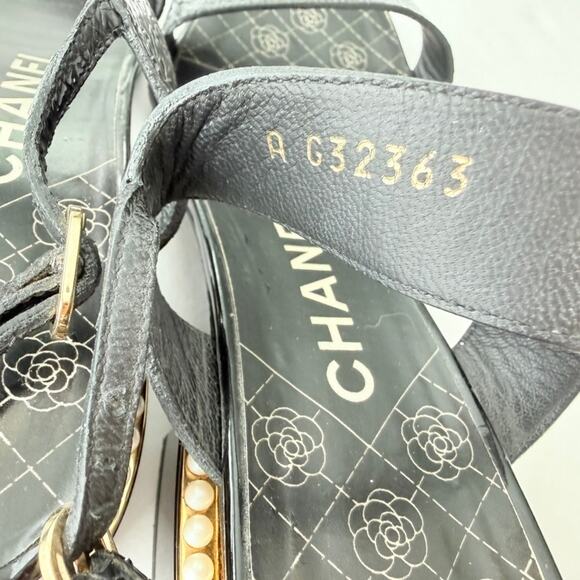 Chanel CC Sandal Black Patent Pearl Gold Flat Block Heel Size 40 Classic Chic - Picture 12 of 13